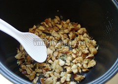 Влейте в чашу растительное масло и обжарьте грибы с луком в режиме Жарка пару минут