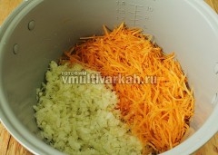 В чашу налейте масло, выложите лук и морковь