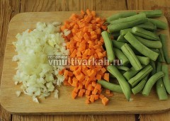 Фасоль промойте, отрежьте хвостики, измельчите, также очистите и порежьте лук и морковь