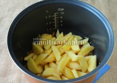 Добавьте картошку, 80-100мл воды, готовьте в режиме тушение 15 минут