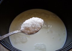 В чашу вылить молоко, всыпать соль, довести до кипения в режиме Пар или Суп