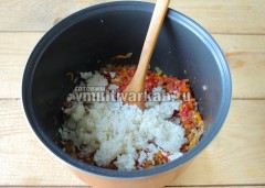 Всыпьте отваренный рис