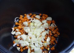 В режиме жарка на растительном масле обжарьте морковку и лук