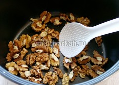Орехи обжарьте в режиме жарка 6-7 минут