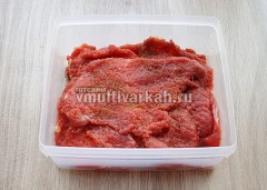 Посолите и поперчите мясо с двух сторон, сложите в емкость, оставьте на ночь в холодильнике или на час при комнатной температуре