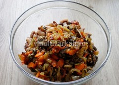 В глубокую миску выложить жареные грибы, морковь, лук и отваренную фасоль