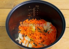 В чашу налейте масло, выложите морковь и лук, добавьте карри