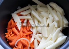 Чашу смазать маслом, выложить слоями лук, морковь,  картофель, посолить и приправить